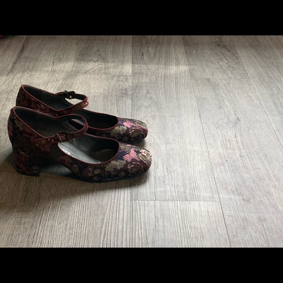 Peter Kaiser gorgeous brogue heels. - Picture 3 of 4